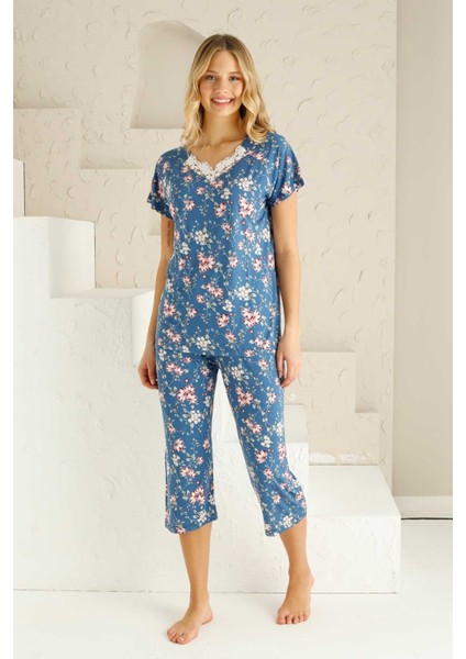 Kadın Çiçek Desen Dantel Detay Viskon Kısa Kol Kapri Pijama Takımı fırsatları