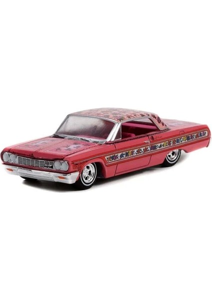 1:64 California Lowriders Series 1 - 1964 Chevrolet Impala Lowrider - Pink With Roses fiyatları
