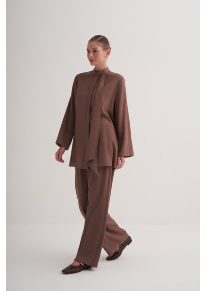 Kahverengi Rahat Kalıp Geniş Kollu Fular Yaka Gömlek modelleri