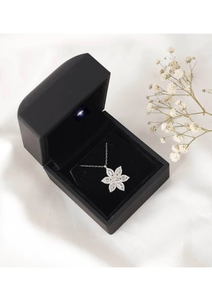 Premium Işıklı Kutuda 925 Ayar Gümüş Baget Taşlı Lotus Çiçeği Kolye fiyatları