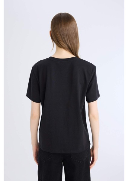 Regular Fit V Yaka Basic Düz Kısa Kollu Tişört D9593AX25SM indirimleri