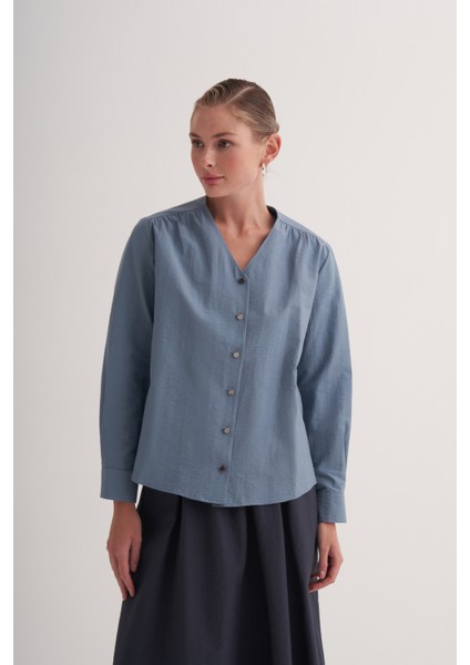 Mavi Pamuklu Metal Düğme Detaylı V Yaka Bluz