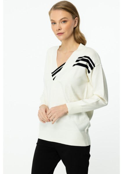 45327 Onteks Yakasında ve Omuzunda Şerit Detaylı Kazak fiyatları