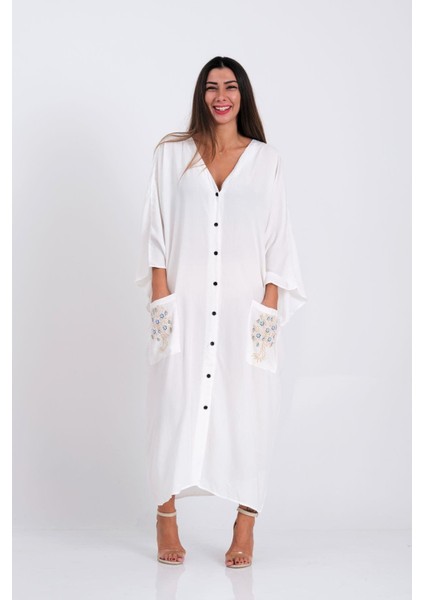 Kadın Beyaz V Yaka Sırtı ve Cepleri Kabartma Nazar Boncuğu Baskılı Oversize Uzun Gömlek Elbise fırsatları