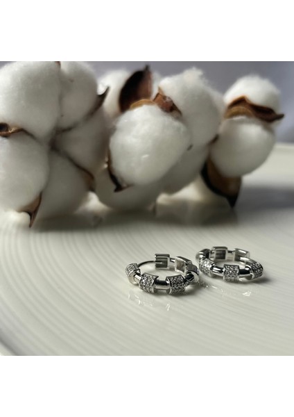 Taşlı Halka Detaylı Küpe