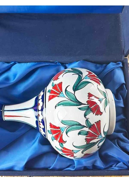 Karanfil Motifli Iznik Çini Vazo modelleri