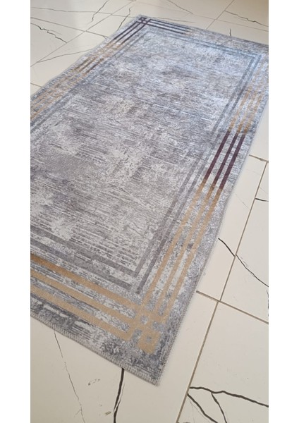 70 x 140 Dijital Baskılı Modern Gri Zeminli Yolluk – Altın ve Bordo Çerçeveli, Kaymaz Taban, Silinebilir Halı