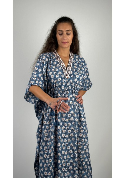 V Yaka Yarasa Kol Mavi Renkli Beyaz Çiçekli El Baskısı Freesize Kısa Kaftan