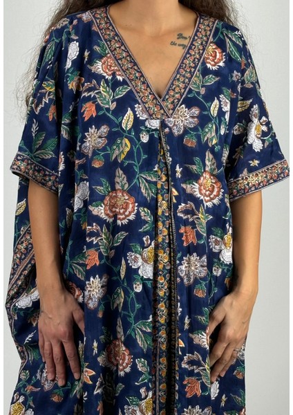 V Yaka Yarasa Kol Altın Varaklı İndigo Renkli Çiçekli El Baskısı Freesize Uzun Kaftan