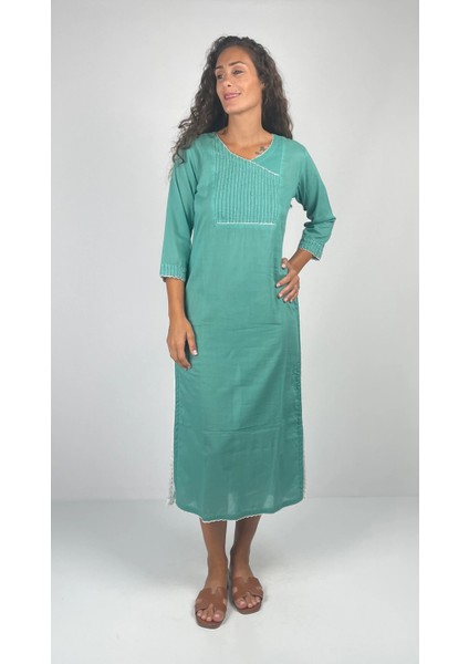 SAAVAN V Yaka Turkuaz El Çevirmeli Boncuk İşlemeli Midi Boy Elbise