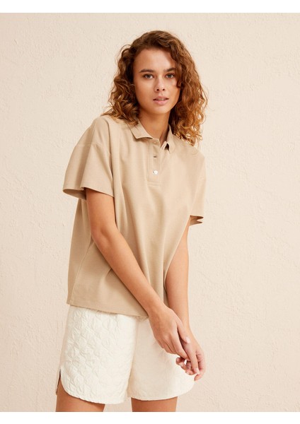 Kadın Kum Rengi Oversize Pamuklu Polo Yaka Basic Tişört