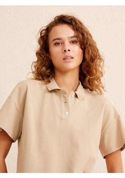 Kadın Kum Rengi Oversize Pamuklu Polo Yaka Basic Tişört modelleri