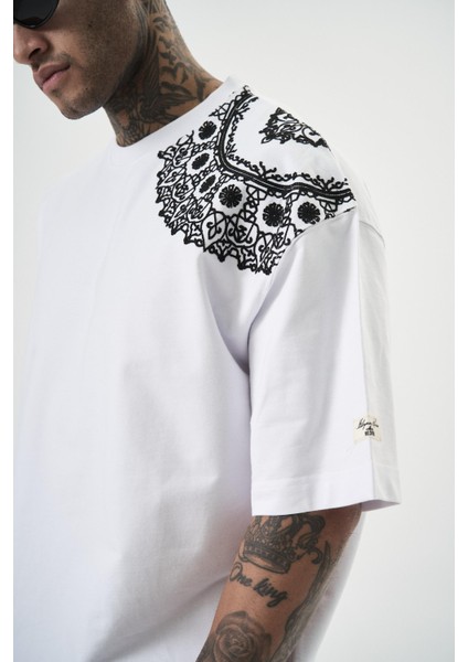 Erkek Minimalism Series Nakışlı Oversize T-Shirt Beyaz fırsatları