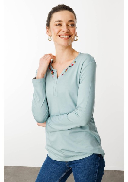 Kadın Sıfır Yaka El Nakışı Işlemeli Bluz Mint fiyatları
