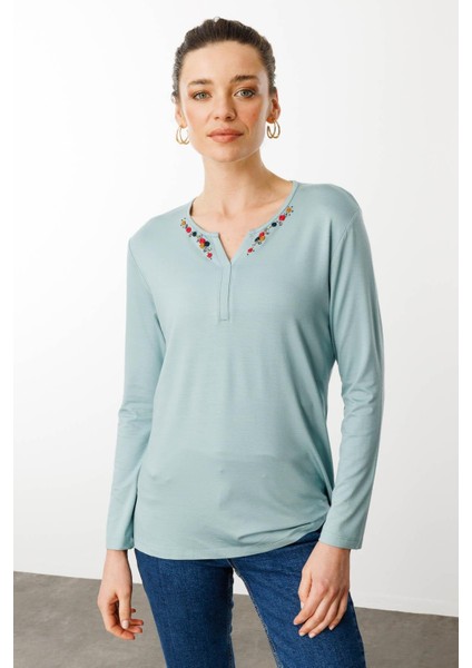 Kadın Sıfır Yaka El Nakışı Işlemeli Bluz Mint fırsatları