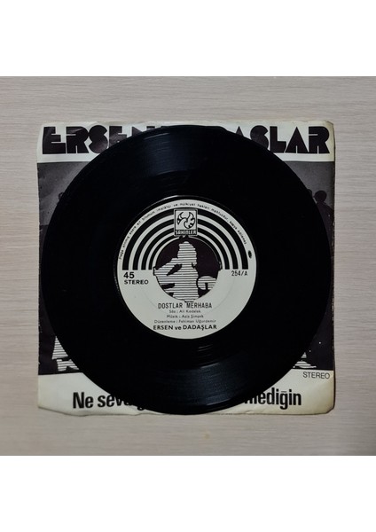 - Dostlar Merhaba - Ne Sevdiğin Belli Ne Sevmediğin - 1975 - Dönem Baskı Plak - 45LIK - Kırkbeşlik