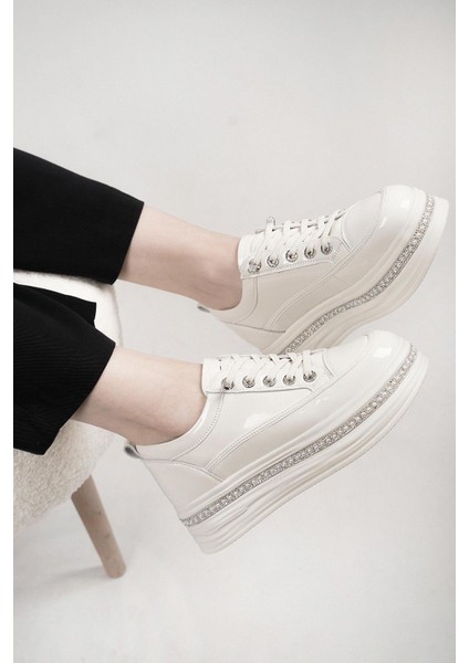 Lona Guja Ithal Özel Seri Taban Inci Detaylı Rugan Kadın Spor Ayakkabı Bej