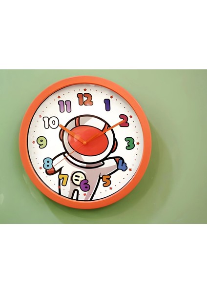 Duvar Saat Astronot Pvc 33 x 33 x 4 cm Kırmızı Rengarenk Rakamlı Analog Dekoratif Hediyelik 1 Adet