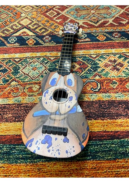 Desenli Kompozit Ukulele 54 cm (Kılıf ve Pena Dahil)