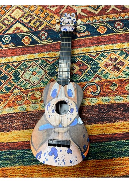 Desenli Kompozit Ukulele 54 cm (Kılıf ve Pena Dahil)