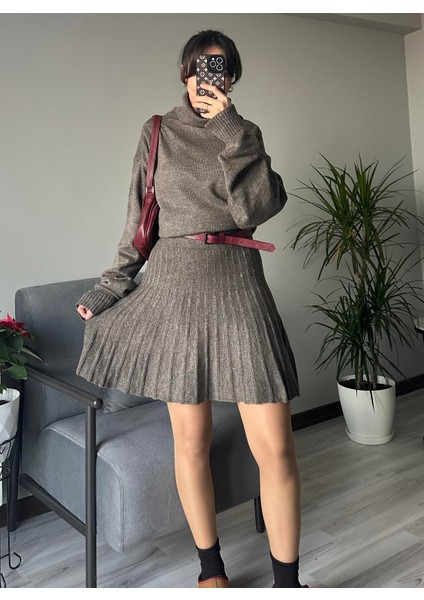 Kadın Kahverengi Kalın Kışlık Kazak ve Pileli Mini Etek Ikili Takım Pamuk Kışlık Boğazlı Alt Üst Triko Takım fırsatları