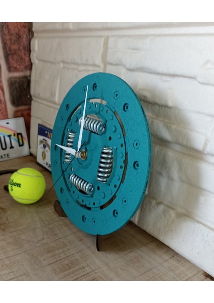 Araba Parçasından Tasarlanmış Duvar ve Masa Saati modelleri