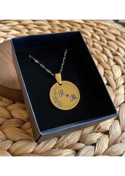Kişiye Özel Çift Harf Detaylı Gold Yuvarlak Çelik Kolye