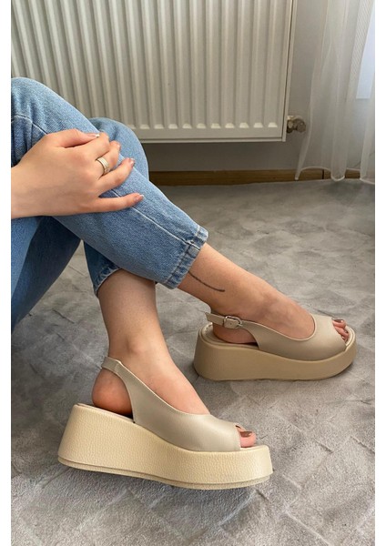Kadın Lola Bej Cilt Önü ve Arkası Acık Kalın Taban Sandalet modelleri
