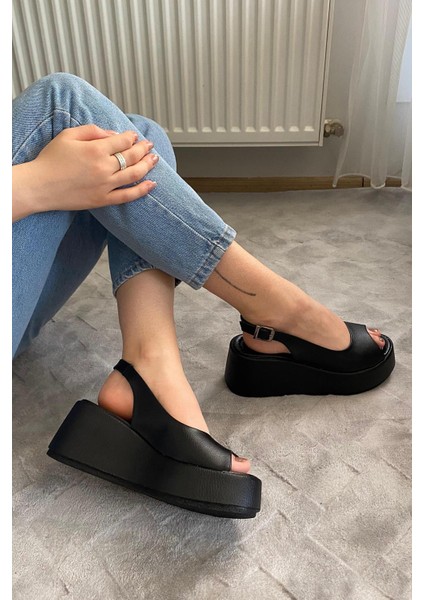 Kadın Lola Siyah Cilt Önü ve Arkası Acık Kalın Taban Sandalet indirimleri