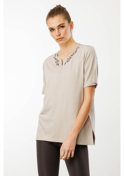 Kadın Açma Yaka Dantel Çiçek Işlemeli Penye T-Shirt Bej