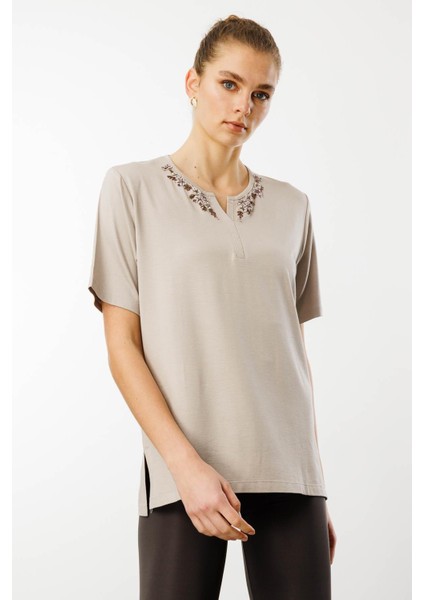 Kadın Açma Yaka Dantel Çiçek Işlemeli Penye T-Shirt Bej modelleri