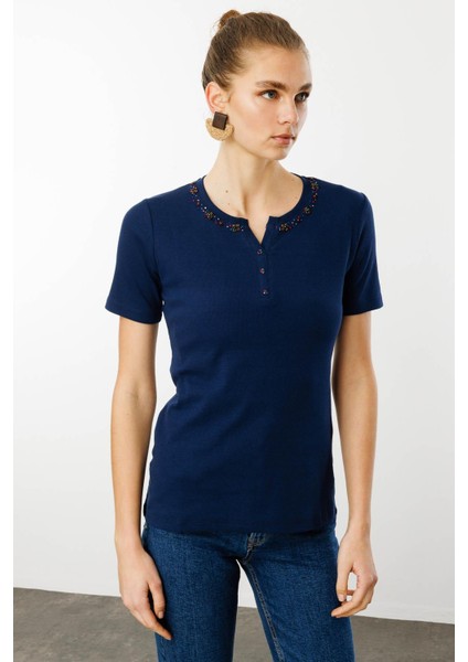 Kadın Açma Yaka Boncuk Işlemeli T-Shirt Lacivert