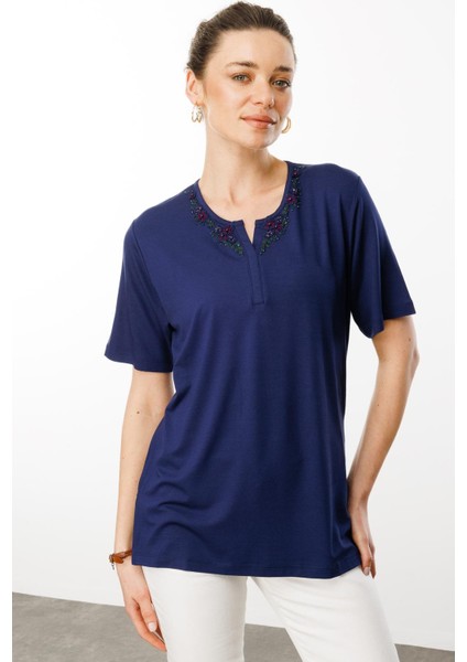 Kadın Açma Yaka Dantel Çiçek Işlemeli Penye T-Shirt Lacivert