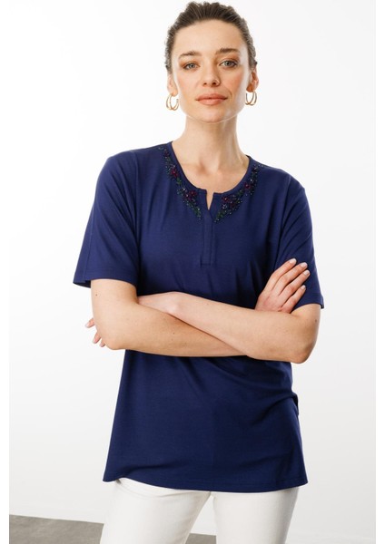Kadın Açma Yaka Dantel Çiçek Işlemeli Penye T-Shirt Lacivert fiyatları