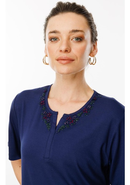 Kadın Açma Yaka Dantel Çiçek Işlemeli Penye T-Shirt Lacivert modelleri