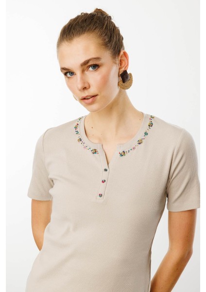 Kadın Açma Yaka Boncuk Işlemeli T-Shirt Bej modelleri