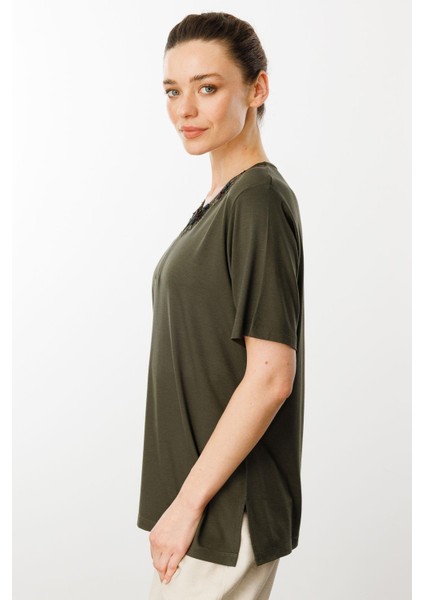 Kadın Açma Yaka Dantel Çiçek Işlemeli Penye T-Shirt Haki fiyatları