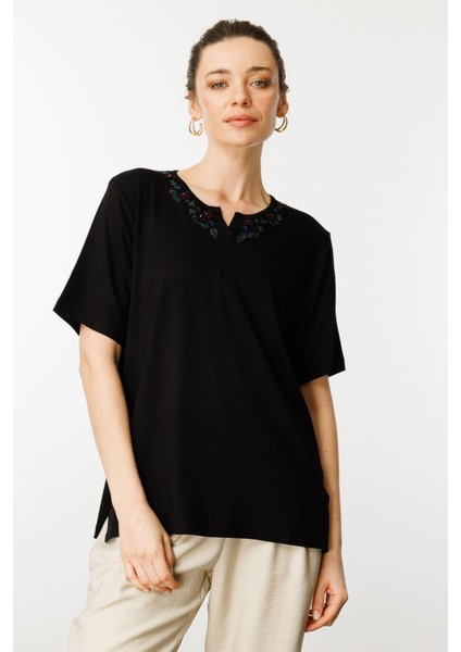 Kadın Açma Yaka Dantel Çiçek Işlemeli Penye T-Shirt Siyah