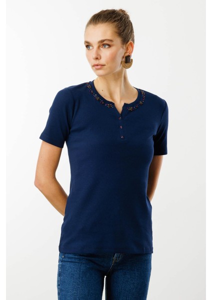 Kadın Açma Yaka Boncuk Işlemeli T-Shirt Lacivert fırsatları