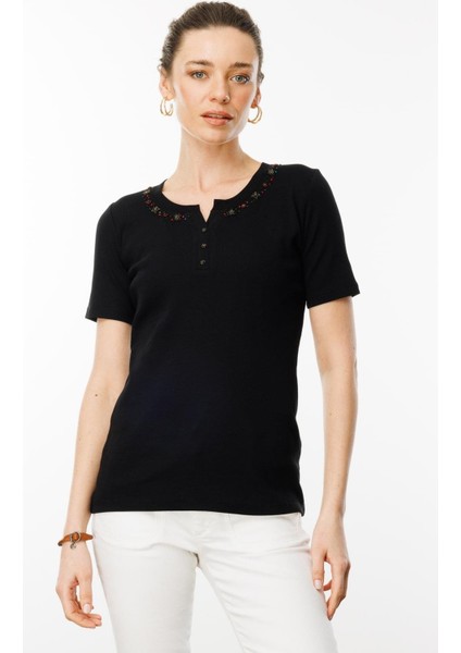 Kadın Açma Yaka Boncuk Işlemeli T-Shirt Siyah