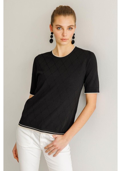 Kadın Sıfır Yaka Baklava Desenli T-Shirt Siyah modelleri