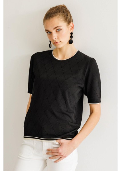 Kadın Sıfır Yaka Baklava Desenli T-Shirt Siyah fırsatları