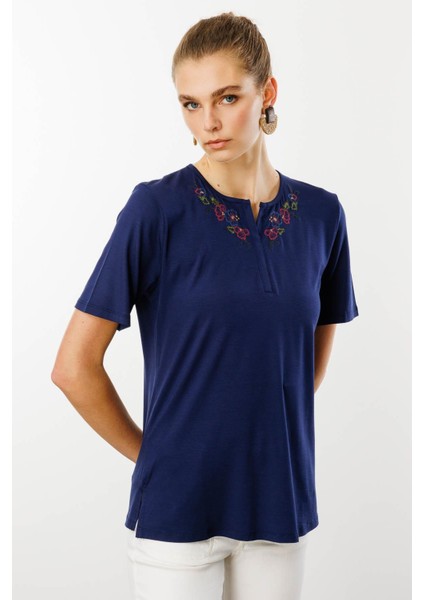 Kadın Açma Yaka Nakış Işlemeli Penye T-Shirt Lacivert