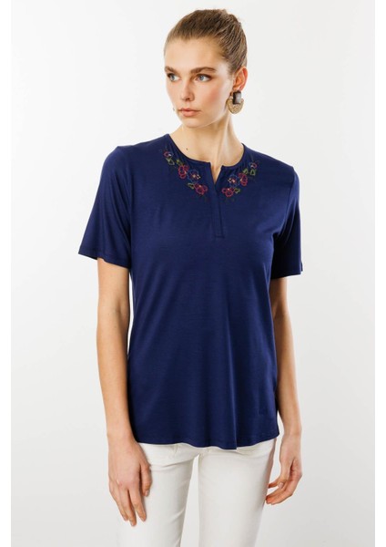 Kadın Açma Yaka Nakış Işlemeli Penye T-Shirt Lacivert fırsatları