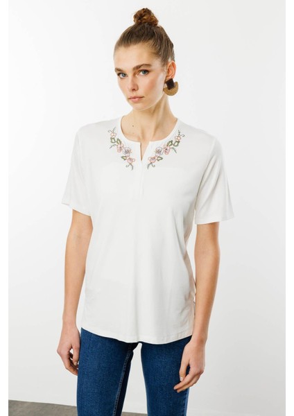 Kadın Açma Yaka Nakış Işlemeli Penye T-Shirt Ekru