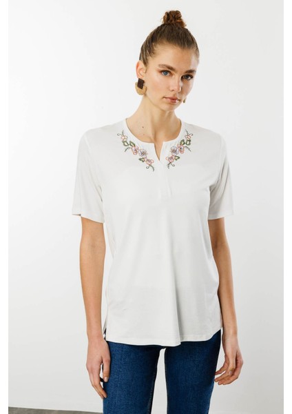 Kadın Açma Yaka Nakış Işlemeli Penye T-Shirt Ekru modelleri