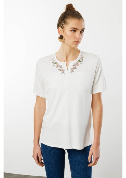 Kadın Açma Yaka Nakış Işlemeli Penye T-Shirt Ekru indirimleri