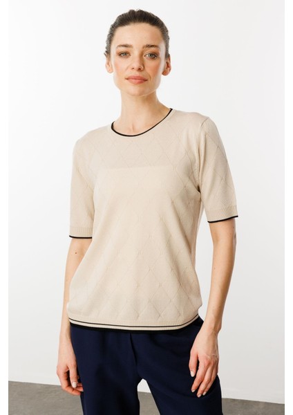 Kadın Sıfır Yaka Baklava Desenli T-Shirt Bej fırsatları