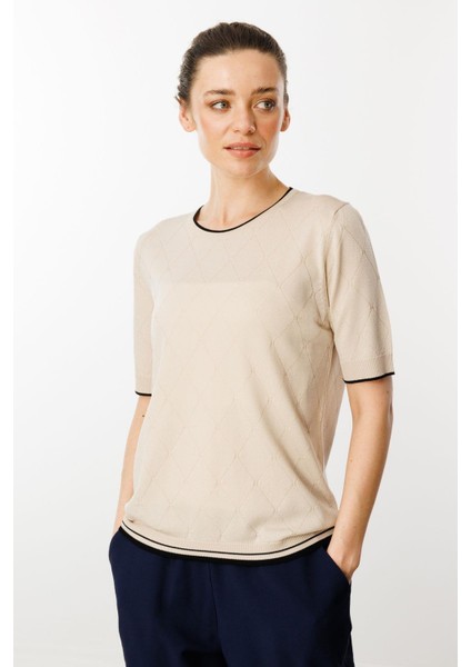 Kadın Sıfır Yaka Baklava Desenli T-Shirt Bej indirimleri