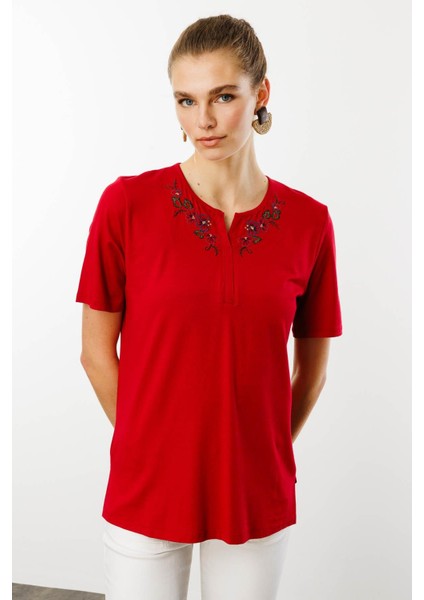 Kadın Açma Yaka Nakış Işlemeli Penye T-Shirt Kırmızı